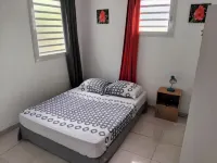 Furnished 2-Bedroom T3 Apartment with Air Conditioning, South-Facing, 5 Minutes from the Beach Hotels in Riviere-Pilote