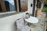 Wohnung mit Parkplatz-terrasse-küche-berg Aussicht Hotels in Leventina