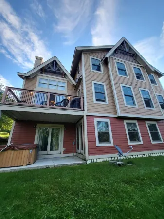 Luxury 5 bedroom ski house- 5 min from slopes