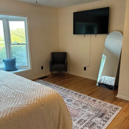 The Hidden Maple - 10 minutes to MSU - Pet & Kid Friendly - Secluded with Pond!