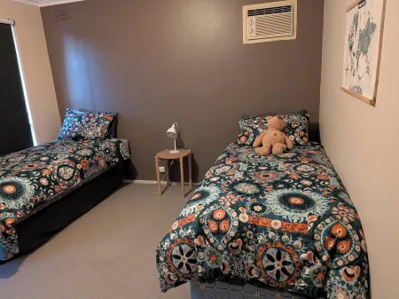 Beach Shack 150m to beach, 10m to Golf course, tranquil pet-friendly & quaint