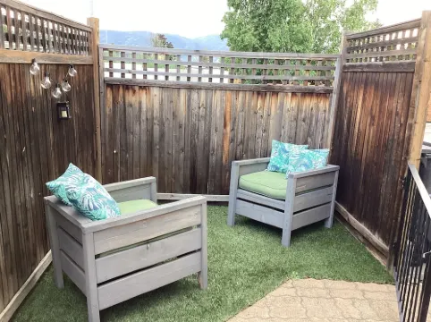Fully appointed 2 bedroom carriage house in beautiful Penticton! Winter Rates!
