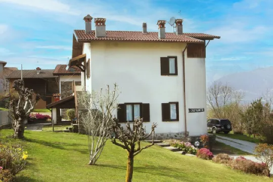 Spazioso appartamento con vista lago in zona tranquilla adatto per famiglie.