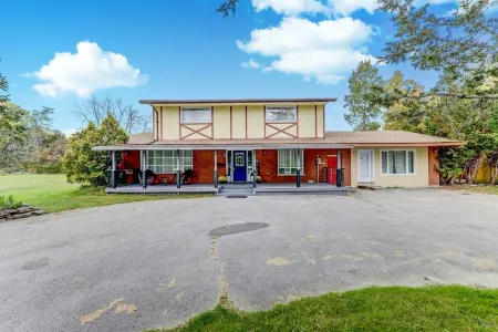 Amazing 5 bedroom, swim spa, river, close to Batawa Ski Hill