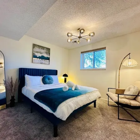 Luxe Escape in DTC << Sleep 16 >> Hot Tub, Fire Pit, Game Room & Home Gym