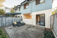 Inner city New Farm 3 bed Townhouse with Garden, private and quiet. Pet Friendly 新農場公園附近的飯店