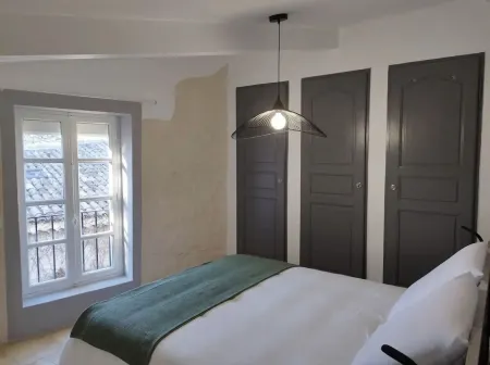 La Montée du Château Отели в г. Гриньян