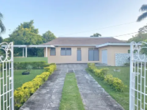 The Sandpiper Villa - Authentic Jamaican Experience! Hotels in 