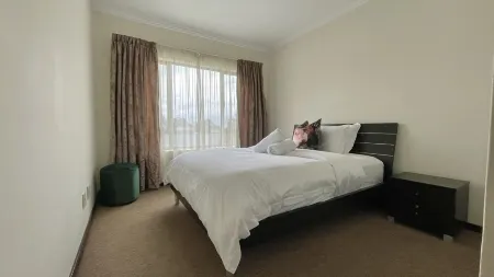 Modern Two Bedroom Loft in Bryanston Отели в г. Брайанстон