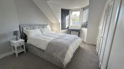 Modern 3-Bedroom Home with Cozy Cinema-Style Living Space Hotels near Croy