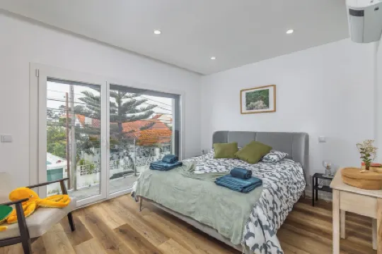 Family house with pool & garden