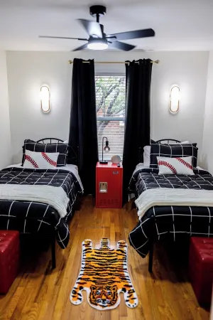 NEW Luxe Retro Sports Retreat~Walk to Stadiums