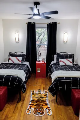 NEW Luxe Retro Sports Retreat~Walk to Stadiums