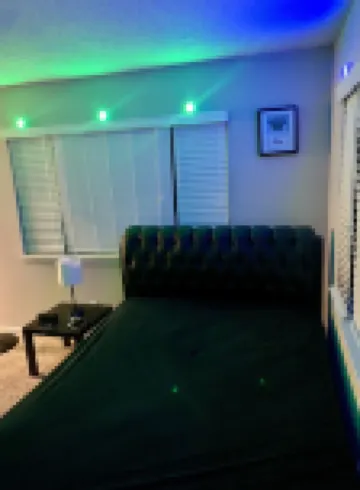 Lovely Spacious 2 Bedroom Apartment With 65inch TV’S in each room!