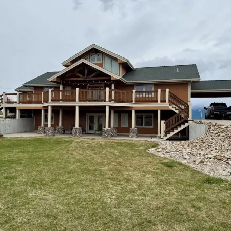 Luxurious Walkout Basement, 2 Suites, Kitchen & Scenic Views in Stevensville MT