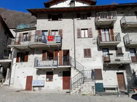 Two-room apartment in the heart of Valmalenco within walking distance of ski lifts Отели в г. Кьеза-ин-Вальмаленко
