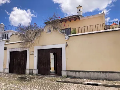 Villa Santiago - Charming Villa in Antigua Guatemala, Volcano Views and WiFi. Hotels in 