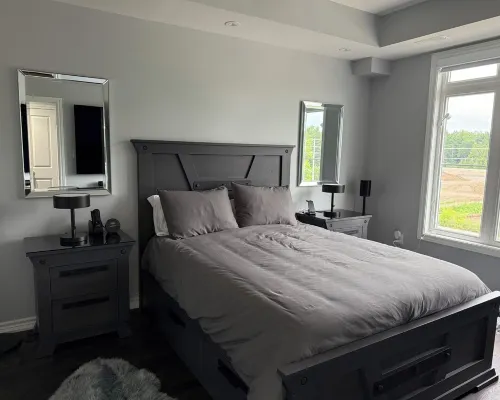 Elegant 2-bedroom townhome in Pickering with AC Free Wifi and Parking included Hotels in Pickering