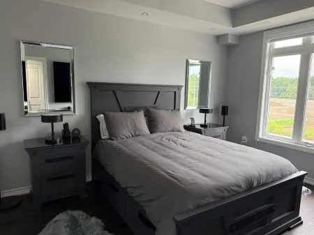 Elegant 2-bedroom townhome in Pickering with AC Free Wifi and Parking included Отели рядом со станцией Pickering GO