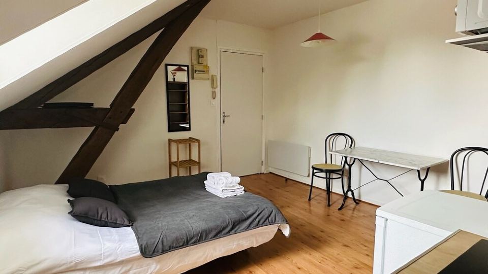 Quiet Studio 12 with Wifi and Parking in Troyes