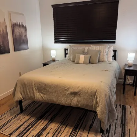 Walking distance to restaurants! Come enjoy our 3-bed cabin in Pine!