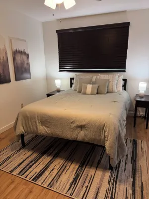 Walking distance to restaurants! Come enjoy our 3-bed cabin in Pine!