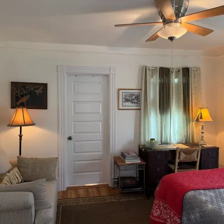 Charming 2-Bedroom Apartment on 2nd Floor in Millbrook NY, Right in the Village