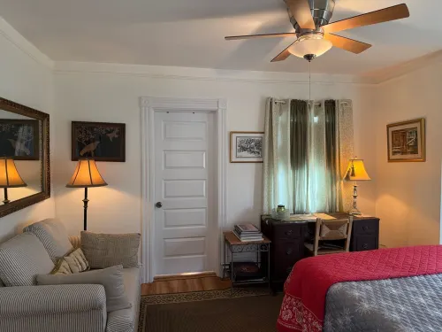 Charming 3-bedroom apartment on 2nd floor in Millbrook NY, right in the village Hotels in Washington