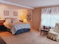 The Cozy Nook! Charming 1-bedroom apartment in Batavia with WiFi, AC Hoteles en Batavia