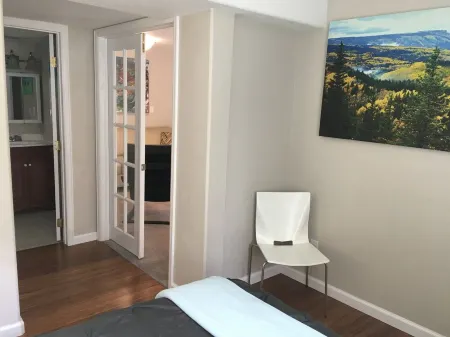 Charming 1-bedroom apartment in marvelous Boulder with gardens all around.