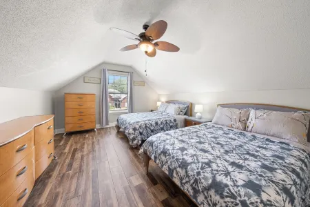 Southern Delight-4 Bed Room-7 beds- Private Backyard-Great for Larger Groups