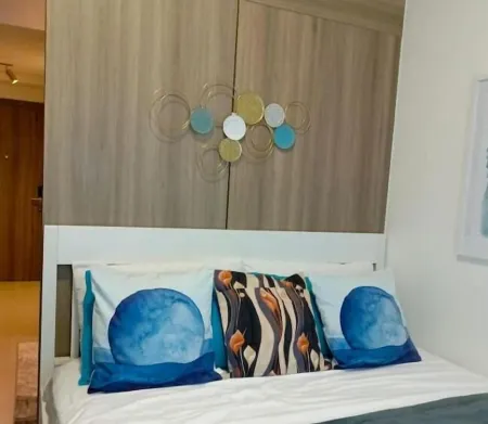 Cozy New 1BR Condo with Balcony Отели рядом с достопримечательностью «Колумбия Тауэр»