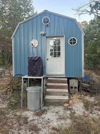 Charming cabin with AC and a pond in Versailles