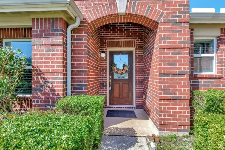 1 - Story Home in League City Close to Kemah and Galveston