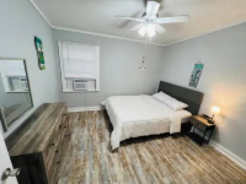 Charming Cottage, a Walk to the beach!