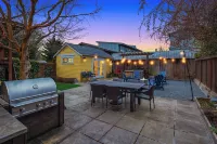 Luxury Family Retreat! ~ PacMan ~ Peloton ~ DogsOK Hotels in Ballard