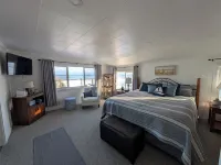 Beachfront home with beautiful view!  Spacious 4-bedroom in charming Kewaunee.