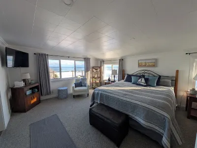 Beachfront home with beautiful view!  Spacious 4-bedroom in charming Kewaunee. Kewaunee County Sheriff's Residence and Jail附近的飯店