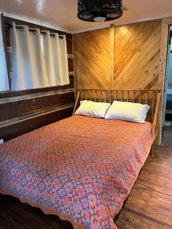 Coastal Artist’s Escape with Pool Отели в г. Фултон