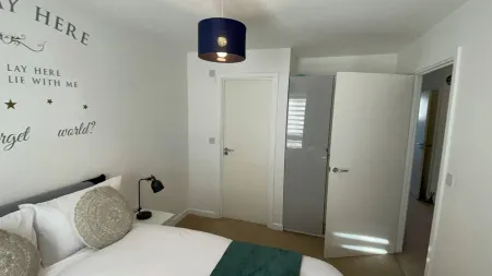 New Modern 3-Bed Home FREE Parking5 Stones Ave, Kent, England, DA1 5GS Отели в г. Дартфорд