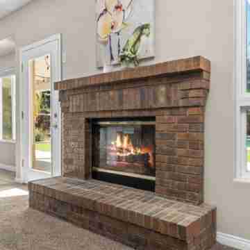 Charming spacious 4 Bed house with WiFi and AC large backyard and pool. Others