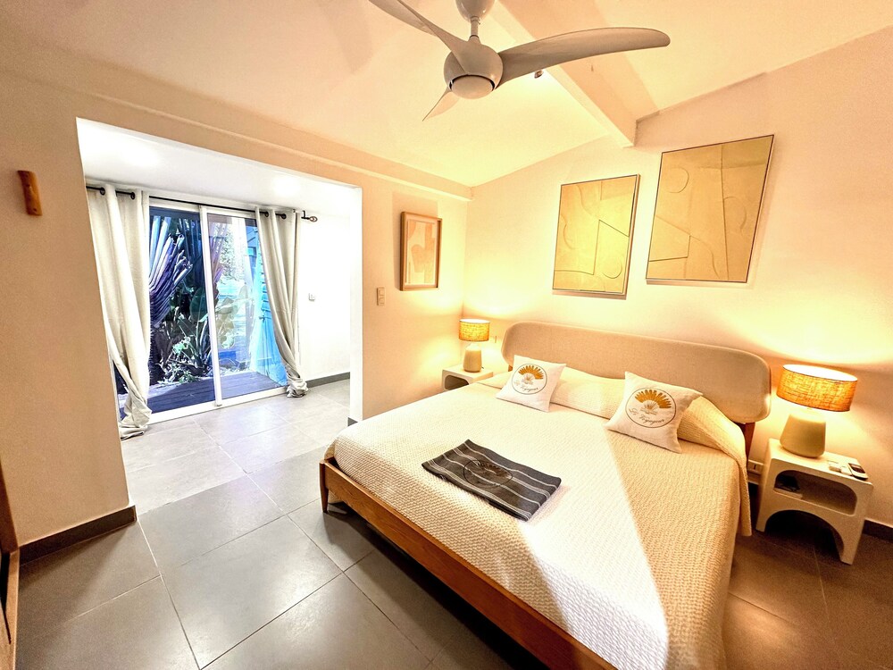 NEW magnificent one bedroom on the beach of Baie Nettlé swimming pools tennis courts Hotels in Sandy Ground