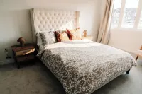 Brand New contemporary 4 bedroom nestled in nature Hotels in Pickering