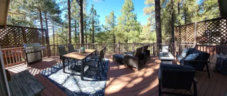 Peaceful 3-bedroom house in the pine trees of Flagstaff with huge deck!