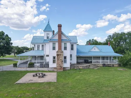Spacious 4-Bedroom Historical Home w/modern comforts in Old Town McAlester, OK. Отели в г. Макалестер