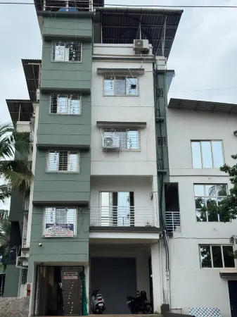 Nadkar Holiday Inn Отели рядом с достопримечательностью «Shrivardhan beach/समुद्र किनारा»