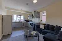 Stylish 2BR Apartment • Free Parking • Near WBA Stadium 史密斯維克住宿飯店