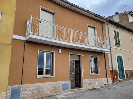 Charming family home in the heart of Abruzzo Отели рядом с достопримечательностью «Rocca Calascio»