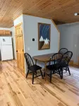MOOSE CALL INN, Cozy 2bedroom house in Rangeley, snowmobile from the front door!