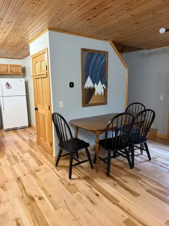 MOOSE CALL INN, Cozy 2bedroom house in Rangeley, snowmobile from the front door!